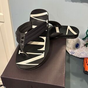 Valentino Garavani 'Rosso' Rockstud Thong Sandal Men 9 US duster bag & box